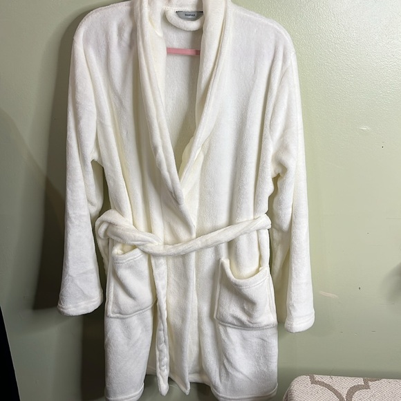 Montauk White super soft front pockets luxury tie waist robe, one size fits most - Picture 1 of 13